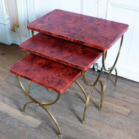 Tables gigognes, pieds en laiton et plateau rouge