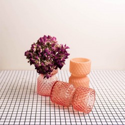 3 petits vases, en verre rose