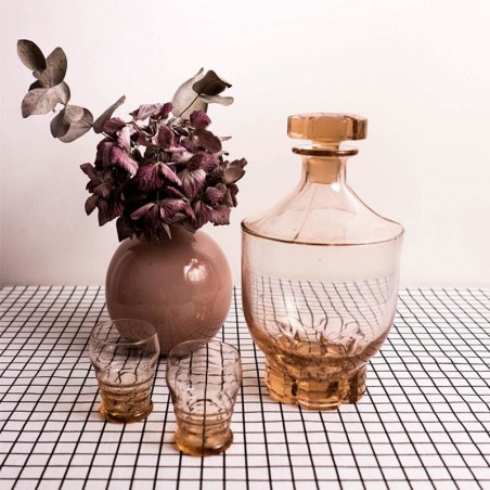 Carafe en verre rose