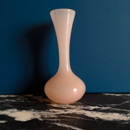 Vase en opaline rose