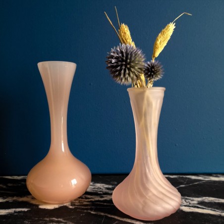 Vase en opaline rose