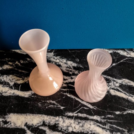 Vase en opaline rose